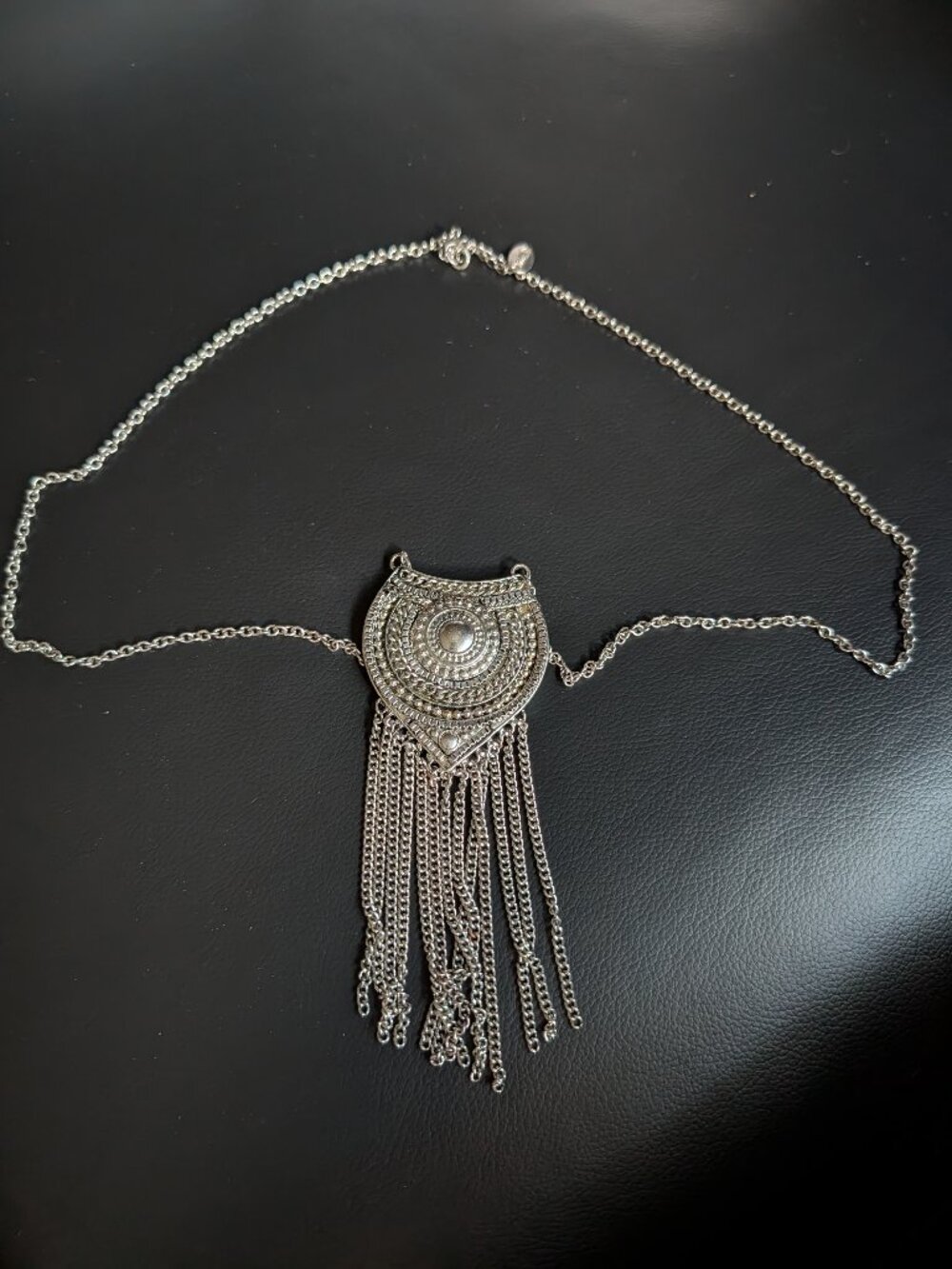 Art Deco Style Silver Tone Pendant Jewelry Necklace Ladies Fashion